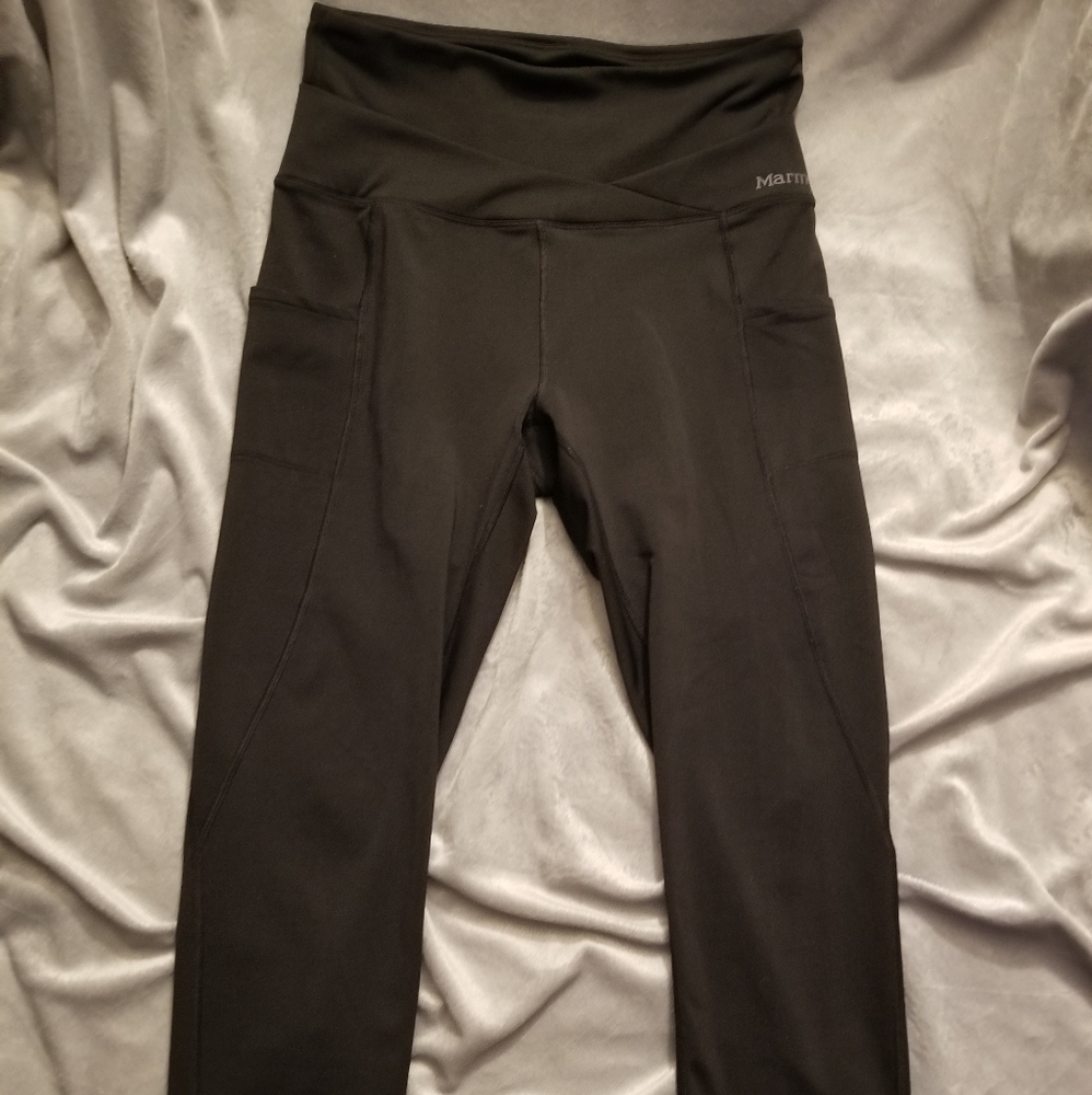 Marmot blk capri leggings with side pockets Sz Med